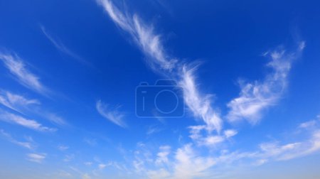 Téléchargez les photos : Beau ciel bleu et nuages blancs en été - en image libre de droit