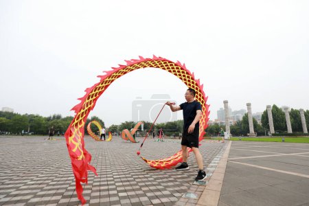 Téléchargez les photos : COMTÉ DE LUANNAN, Province du Hebei, Chine - 2 août 2020 : Les gens secouent le ruban de remise en forme sur la place - en image libre de droit