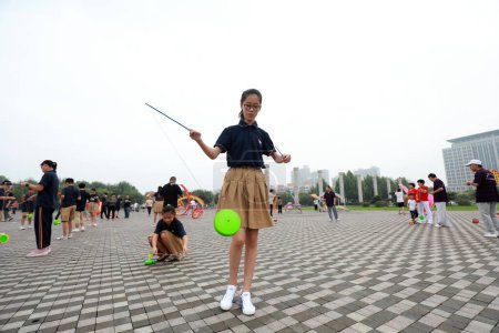 Téléchargez les photos : COMTÉ DE LUANNAN, Province du Hebei, Chine - 2 août 2020 : Une petite fille pratique le diabolo dans le parc - en image libre de droit