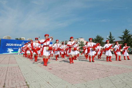 Téléchargez les photos : COMTÉ DE LUANNAN, Province du Hebei, Chine - 8 août 2020 : Performance du tambour de taille féminin sur la place - en image libre de droit