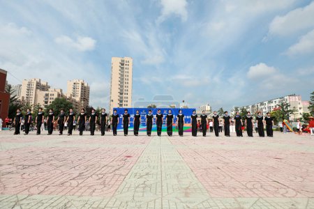 Foto de LUANNAN COUNTY, Provincia de Hebei, China - 8 de agosto de 2020: Espectáculo de cheongsam femenino en la plaza - Imagen libre de derechos