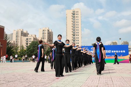 Téléchargez les photos : COMTÉ DE LUANNAN, Province du Hebei, Chine - 8 août 2020 : Spectacle de cheongsam féminin dans la place - en image libre de droit
