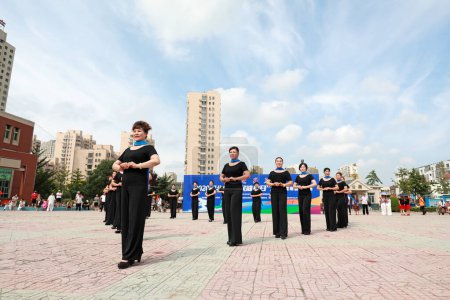 Foto de LUANNAN COUNTY, Provincia de Hebei, China - 8 de agosto de 2020: Espectáculo de cheongsam femenino en la plaza - Imagen libre de derechos