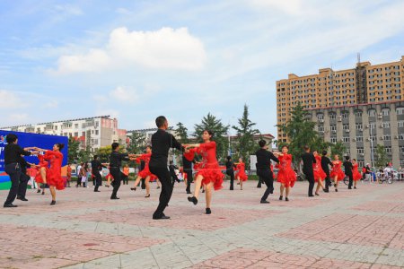 Téléchargez les photos : COMTÉ DE LUANNAN, province du Hebei, Chine - 8 août 2020 : Des gens font de l'aérobic sur la place - en image libre de droit
