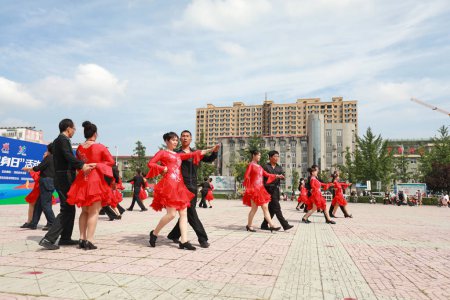 Foto de LUANNAN COUNTY, Provincia de Hebei, China - 8 de agosto de 2020: La gente está haciendo aeróbic en la plaza - Imagen libre de derechos
