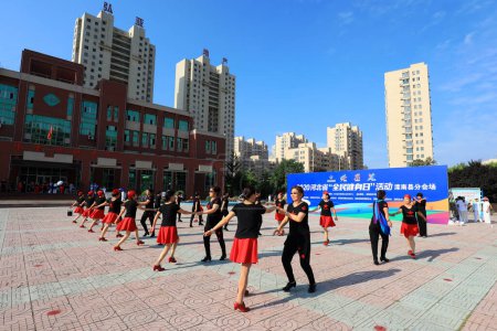 Foto de LUANNAN COUNTY, Provincia de Hebei, China - 8 de agosto de 2020: La gente está haciendo aeróbic en la plaza - Imagen libre de derechos