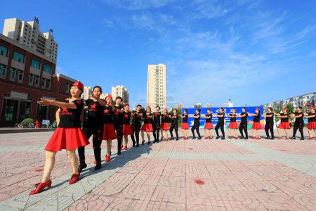 Téléchargez les photos : COMTÉ DE LUANNAN, province du Hebei, Chine - 8 août 2020 : Des gens font de l'aérobic sur la place - en image libre de droit
