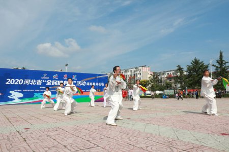Foto de CONDADO DE LUANNAN, provincia de Hebei, China - 8 de agosto de 2020: La gente practica taijidao en la plaza - Imagen libre de derechos