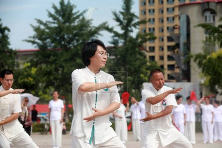 Téléchargez les photos : COMTÉ DE LUANNAN, Province du Hebei, Chine - 8 août 2020 : Les gens pratiquent le Taijiquan dans la place - en image libre de droit
