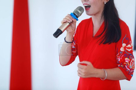Foto de Una mujer de rojo está cantando - Imagen libre de derechos