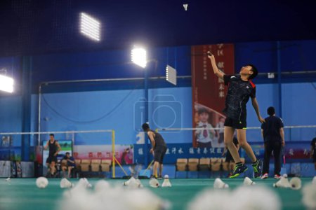 Téléchargez les photos : COMTÉ DE LUANNAN, Province du Hebei, Chine - 10 août 2020 : Un élève de l'école primaire participe à une formation de badminton dans le gymnase - en image libre de droit
