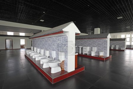 Téléchargez les photos : La salle d'exposition des produits céramiques sanitaires se trouve dans une usine, en Chine du Nord - en image libre de droit