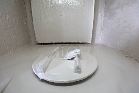 Foto de Esmalte de aerosol de cerámica pequeña habitación individual en una fábrica - Imagen libre de derechos