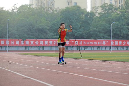Téléchargez les photos : COMTÉ DE LUANNAN, Province du Hebei, Chine - 14 août 2020 : Une fille pratique le roller sur le playgroun - en image libre de droit
