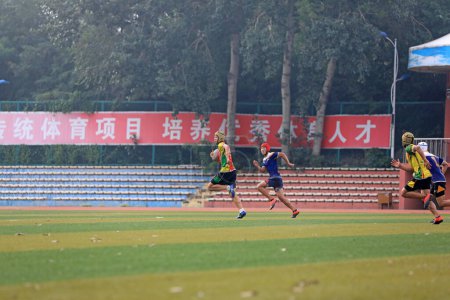 Foto de LUANNAN COUNTY, provincia de Hebei, China - 14 de agosto de 2020: Los estudiantes están practicando rugby en el patio de recreo - Imagen libre de derechos