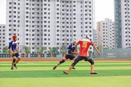 Téléchargez les photos : COMTÉ DE LUANNAN, Province du Hebei, Chine - 23 août 2020 : les joueurs de rugby s'entraînent sur l'aire de jeux - en image libre de droit