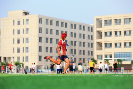 Foto de LUANNAN COUNTY, provincia de Hebei, China - 23 de agosto de 2020: jugadores de rugby entrenan en el patio de recreo - Imagen libre de derechos