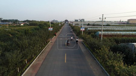 Téléchargez les photos : Véhicules et piétons sur les routes rurales, Chine du Nord - en image libre de droit