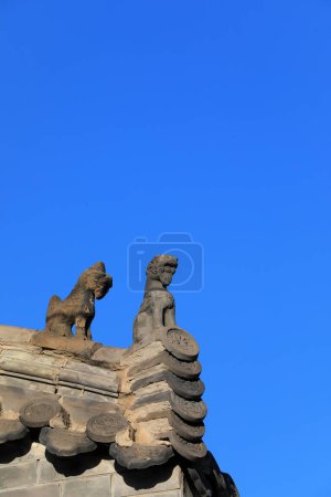 Téléchargez les photos : Ancienne sculpture sur briques en arrière-plan du ciel bleu, Chine du Nord - en image libre de droit