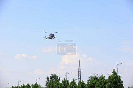 Téléchargez les photos : Hélicoptères agricoles pour contrôler les pesticides Hyphantria cunea pulvérisation sur la ville - en image libre de droit