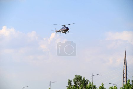 Téléchargez les photos : COMTÉ DE LUANNAN, province du Hebei, Chine - 7 septembre 2020 : Des hélicoptères agricoles pour contrôler les pesticides Hyphantria cunea pulvérisent sur la ville - en image libre de droit