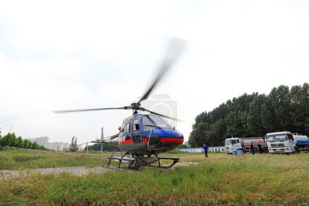 Téléchargez les photos : COMTÉ DE LUANNAN, Province du Hebei, Chine - 7 septembre 2020 : Décollage d'un hélicoptère agricole pour contrôler Hyphantria cunea - en image libre de droit