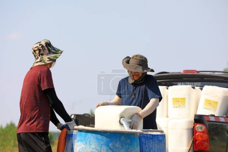 Téléchargez les photos : COMTÉ DE LUANNAN, Province du Hebei, Chine - 7 septembre 2020 : Le personnel prépare le médicament pour contrôler l'Hyphantria cunea - en image libre de droit