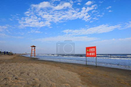 Foto de LETING COUNTY, provincia de Hebei, China - 13 de septiembre de 2020: "Peligroso, no nadar" está escrito en el cartel rojo, en la playa - Imagen libre de derechos