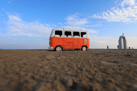 Téléchargez les photos : Le modèle de bus rouge est sur la plage à un endroit pittoresque - en image libre de droit