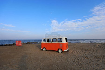 Téléchargez les photos : Le modèle de bus rouge est sur la plage à un endroit pittoresque - en image libre de droit