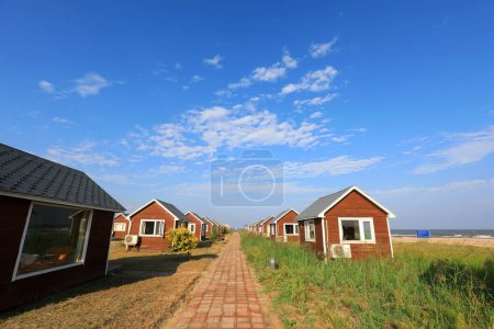 Téléchargez les photos : La maison en bois dans le fond du ciel bleu - en image libre de droit