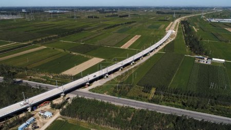 Téléchargez les photos : Site de construction ferroviaire électrifié, Chine du Nord - en image libre de droit