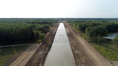 Téléchargez les photos : Paysage naturel du système d'eau autour de la ville, Chine du Nord - en image libre de droit