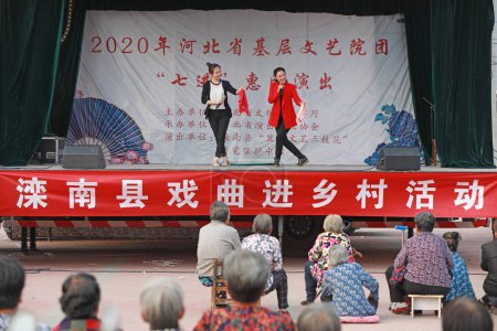Foto de LUANNAN COUNTY, Provincia de Hebei, China - 24 de septiembre de 2020: Pingju en el escenario se realizó en el campo, norte de China - Imagen libre de derechos
