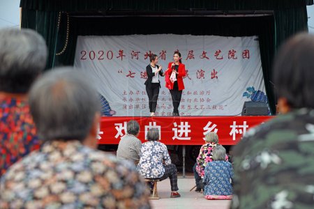Foto de LUANNAN COUNTY, Provincia de Hebei, China - 24 de septiembre de 2020: Pingju en el escenario se realizó en el campo, norte de China - Imagen libre de derechos