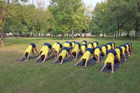 Téléchargez les photos : COMTÉ DE LUANNAN, province du Hebei, Chine - 26 septembre 2020 : Les dames pratiquent le yoga sur la pelouse - en image libre de droit