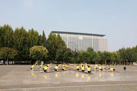 Téléchargez les photos : COMTÉ DE LUANNAN, Province du Hebei, Chine - 26 septembre 2020 : Les femmes pratiquent le yoga sur la pelouse dans le pair - en image libre de droit