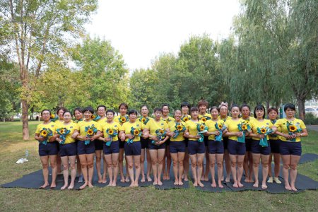 Téléchargez les photos : COMTÉ DE LUANNAN, Province du Hebei, Chine - 26 septembre 2020 : Les femmes pratiquent le yoga sur la pelouse dans le pair - en image libre de droit