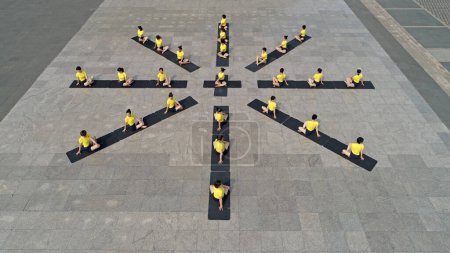 Téléchargez les photos : COMTÉ DE LUANNAN, Province du Hebei, Chine - 26 septembre 2020 : Les femmes pratiquent le yoga de groupe sur la place, Chine du Nord - en image libre de droit