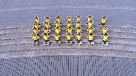 Foto de LUANNAN COUNTY, provincia de Hebei, China - 26 de septiembre de 2020: Las mujeres practican yoga en grupo en la plaza, norte de China - Imagen libre de derechos