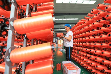 Foto de LUANNAN COUNTY, provincia de Hebei, China - 27 de septiembre de 2020: los trabajadores están ocupados en las líneas de producción de textiles de fibra - Imagen libre de derechos