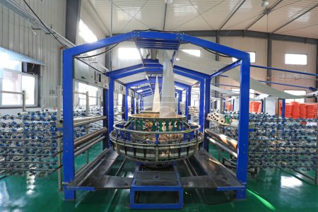 Téléchargez les photos : Machines et équipements de la chaîne de production de filature de fibres, Chine du Nord - en image libre de droit