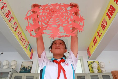 Téléchargez les photos : COMTÉ DE LUANNAN, Province du Hebei, Chine - 27 septembre 2020 : Des élèves du primaire montrent des travaux de découpe de papier en classe - en image libre de droit