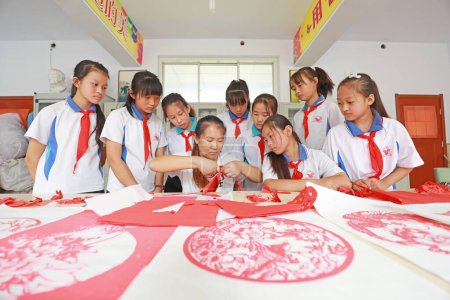 Téléchargez les photos : COMTÉ DE LUANNAN, Province du Hebei, Chine - 27 septembre 2020 : Sous la direction des enseignants, les élèves du primaire apprennent l'art de couper le papier en classe - en image libre de droit