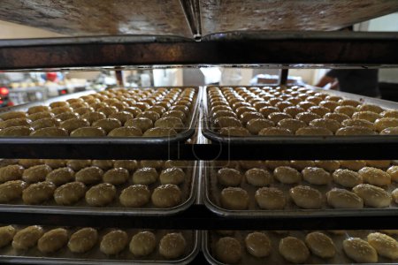 Téléchargez les photos : Ligne de production de pâtisserie chinoise dans l'usine, Chine du Nord - en image libre de droit