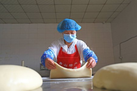 Téléchargez les photos : COMTÉ DE LUANNAN, province du Hebei, Chine - 27 septembre 2020 : Les travailleurs de la chaîne de production de gâteaux de lune travaillent dur dans l'usine de transformation des aliments - en image libre de droit