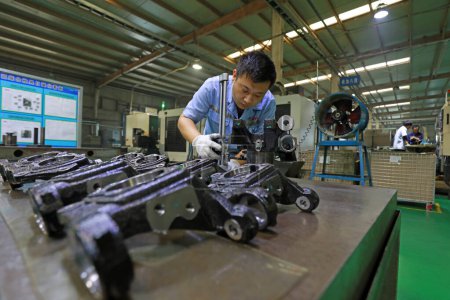 Téléchargez les photos : COMTÉ DE LUANNAN, Province du Hebei, Chine - 29 septembre 2020 : Les jeunes travailleurs dans l'inspection de la qualité des produits sur la plate-forme de travail - en image libre de droit