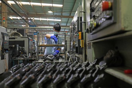 Foto de LUANNAN COUNTY, provincia de Hebei, China - 29 de septiembre de 2020: Los trabajadores trabajan duro en la línea de producción del sistema de seguridad de automóviles - Imagen libre de derechos