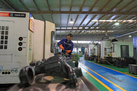 Foto de LUANNAN COUNTY, provincia de Hebei, China - 29 de septiembre de 2020: Los trabajadores trabajan duro en la línea de producción del sistema de seguridad de automóviles - Imagen libre de derechos