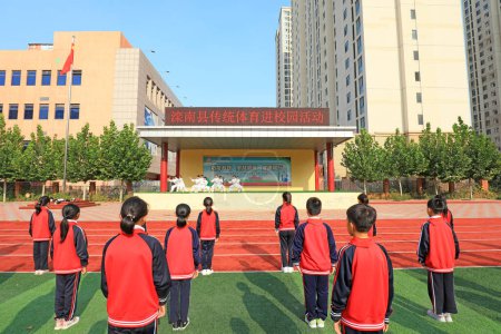Téléchargez les photos : COMTÉ DE LUANNAN, Province du Hebei, Chine - 30 septembre 2020 : Les étudiants pratiquent le Taijiquan sous la direction d'enseignants - en image libre de droit